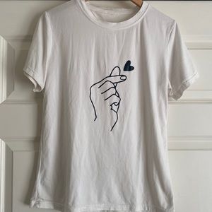 Graphic Tee Finger Heart T-Shirt K-Pop Tee Size M White & Black Y2K Pop Culture